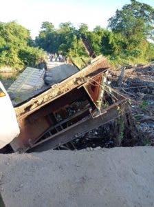 Colapsa puente comunica a Consuelo con Hato Mayor cuando cruzaba patana