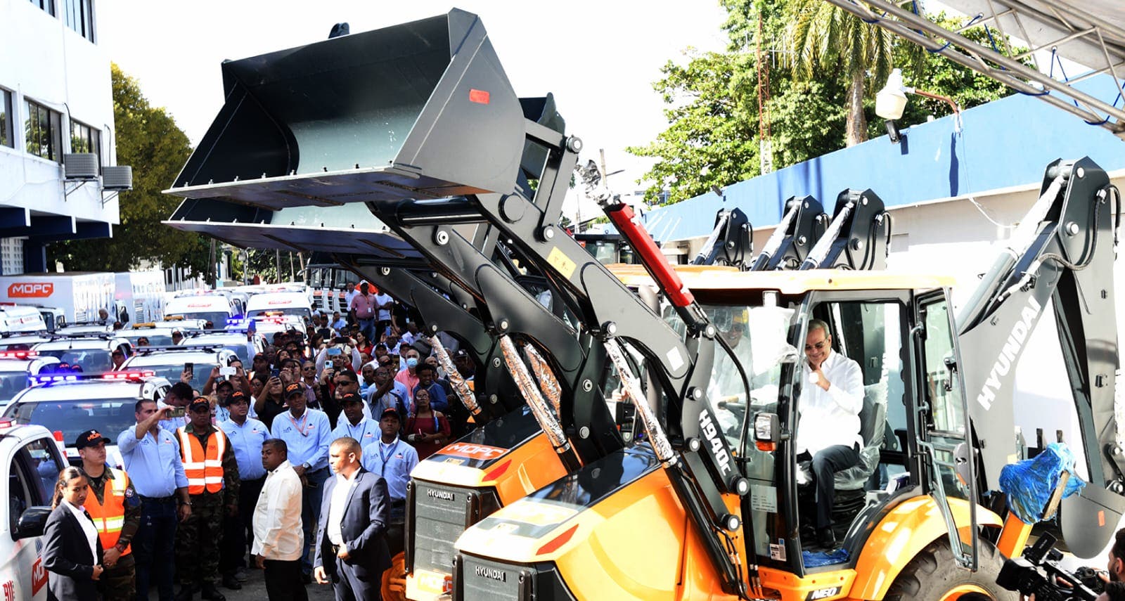 Abinader entrega más de 150 vehículos a MOPC adquiridos con fondos peaje sombra
