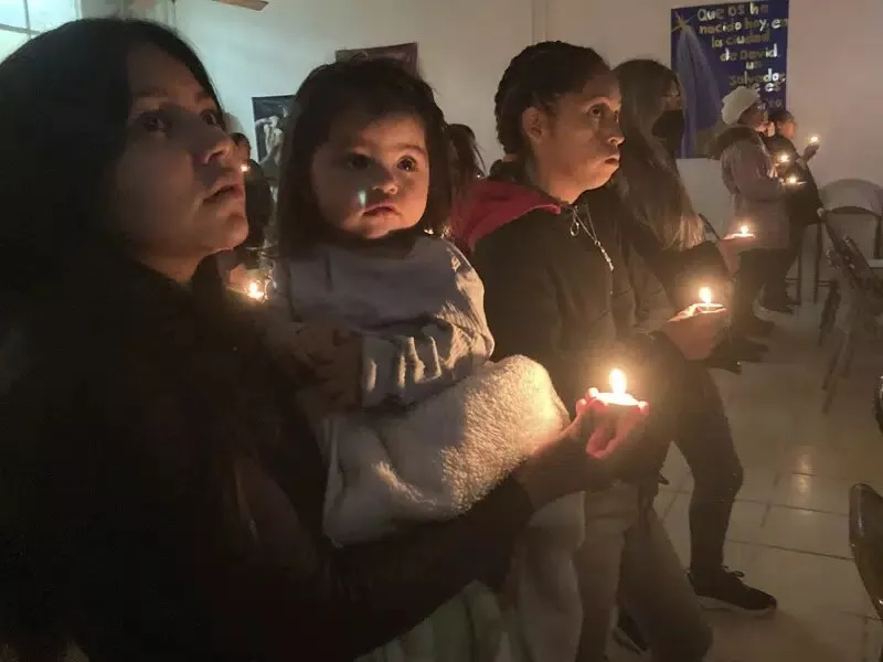 Migrantes varados en la frontera celebran Navidad