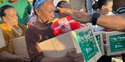 Fuerza del Pueblo inicia jornada solidaria con entrega de cajas navideñas