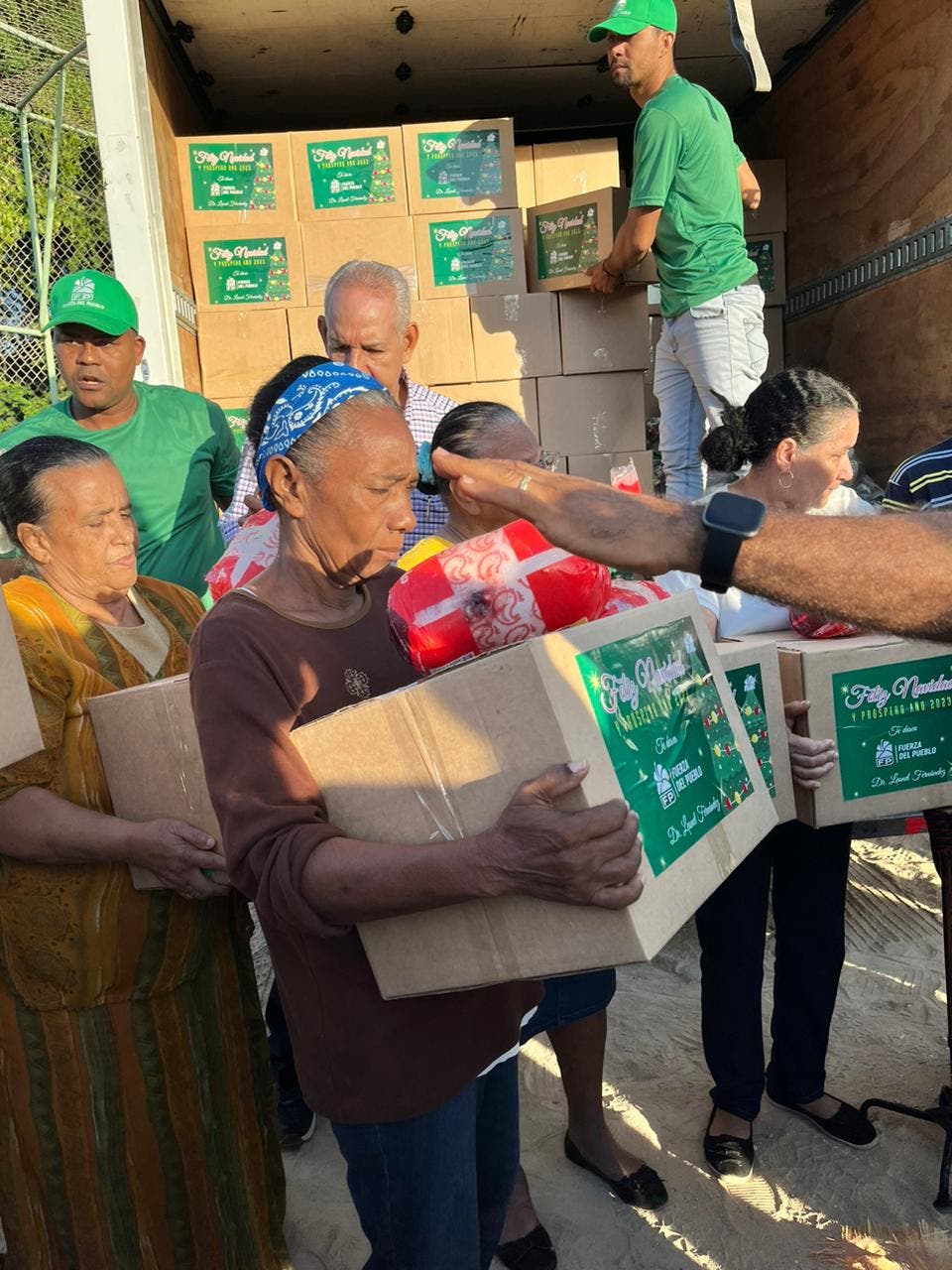 Fuerza del Pueblo inicia jornada solidaria con entrega de cajas navideñas