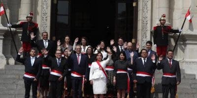 Presidenta de Perú presenta gabinete con un ex fiscal superior como primer ministro