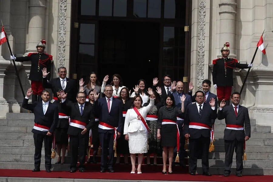 Presidenta de Perú presenta gabinete con un ex fiscal superior como primer ministro