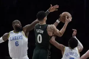 Boston gana la locura de Los Ángeles; Suns y Warriors ahondan en sus crisis