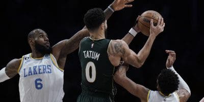 Boston gana la locura de Los Ángeles; Suns y Warriors ahondan en sus crisis