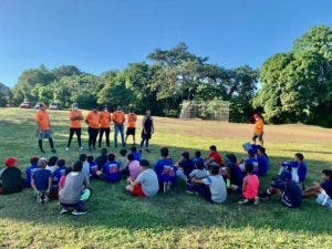 Atletas Policía Dan Clínica Béisbol en Moca