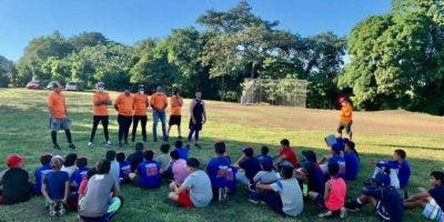 Atletas Policía Dan Clínica Béisbol en Moca