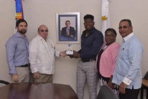 Fundación Rica homenajea al lanzador de MLB Héctor Neris