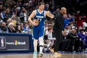 Doncic y Mavs vencen a Lakers para celebrar estatua de Nowitzki