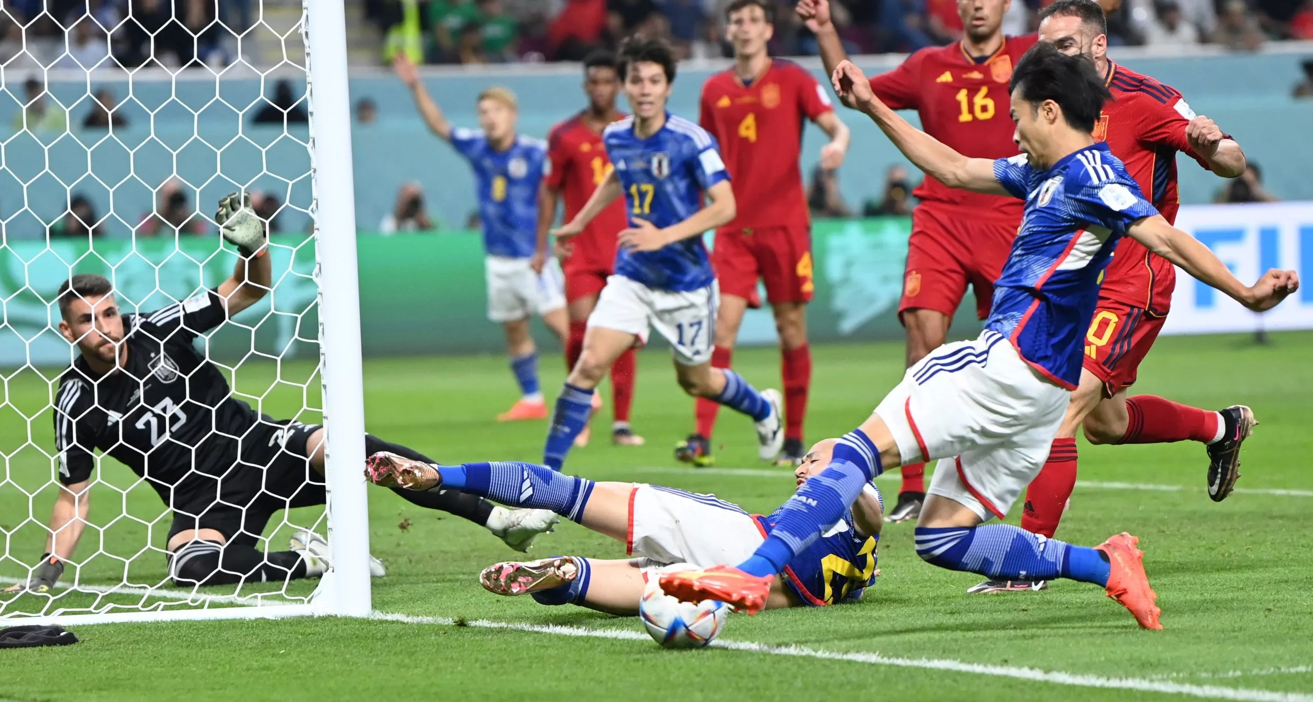 Japón vence a España pero ambas avanzan a octavos en Qatar