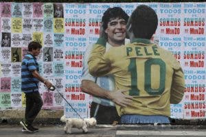 Pelé besa a Maradona en una intervención artística en Sao Paulo