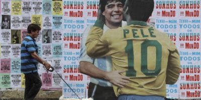 Pelé besa a Maradona en una intervención artística en Sao Paulo