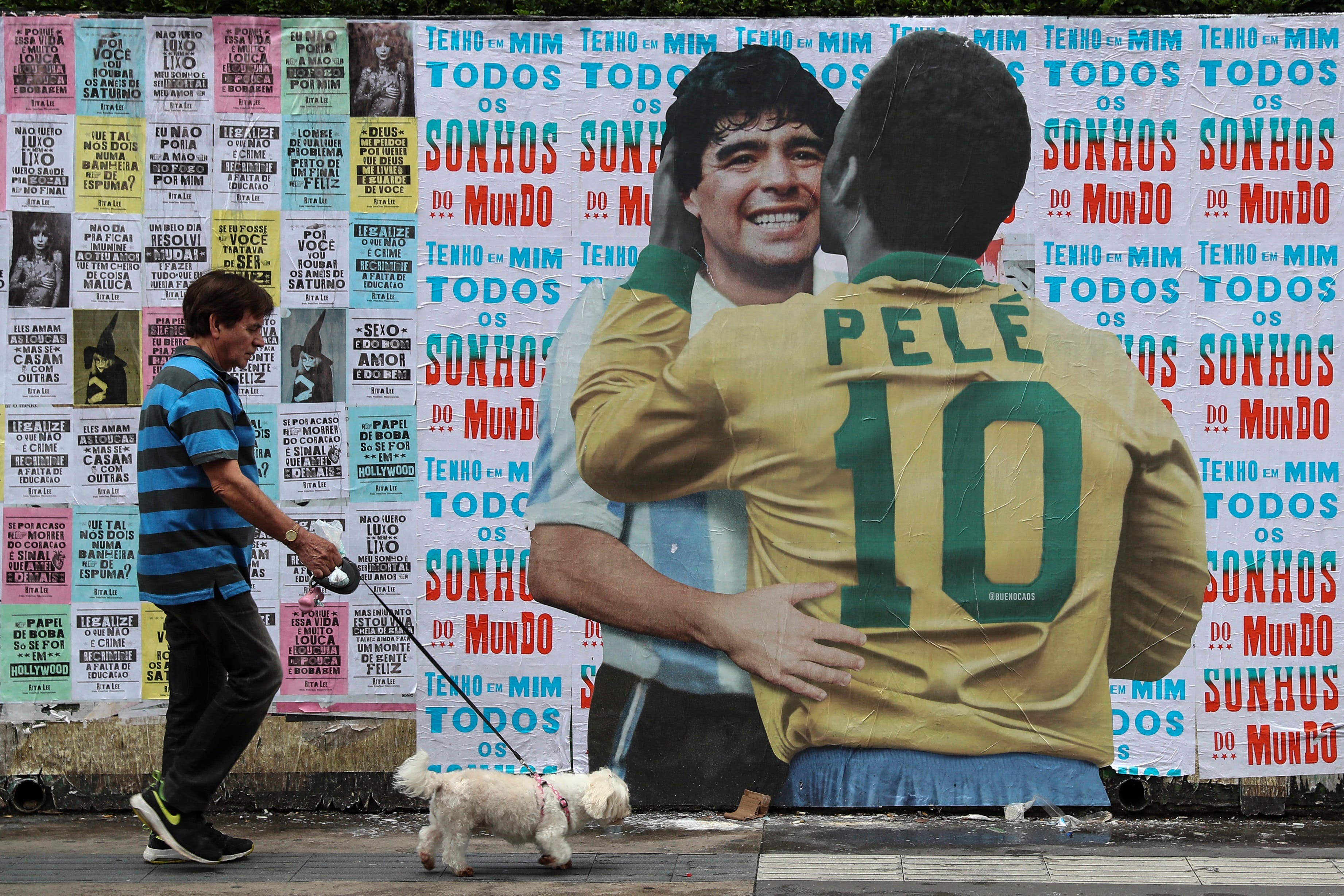 Pelé besa a Maradona en una intervención artística en Sao Paulo