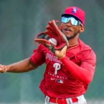 Johan Rojas regresa a defender de manera impecable en los jardines de los Phillies