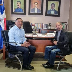 Presidente de Efemérides Patrias se reúne con el senador Yván Lorenzo