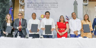 Ministro de Turismo firma acuerdo con Clúster Santiago Destino Turístico