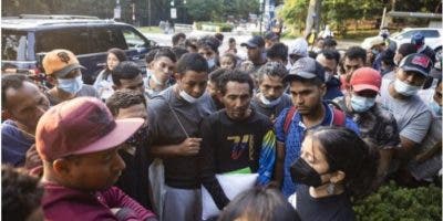 La casa de Kamala Harris vuelve a ser escenario de la llegada de migrantes