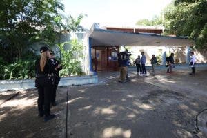 Desalojan dos escuelas por amenaza de tiroteos en Puerto Rico