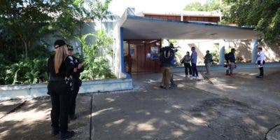 Desalojan dos escuelas por amenaza de tiroteos en Puerto Rico