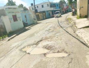 Reclaman a Obras Públicas concluir trabajos en sectores de Villa Mella