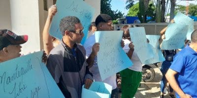 «Mantequilla free» vociferan en las afueras de tribunal en Monte Plata