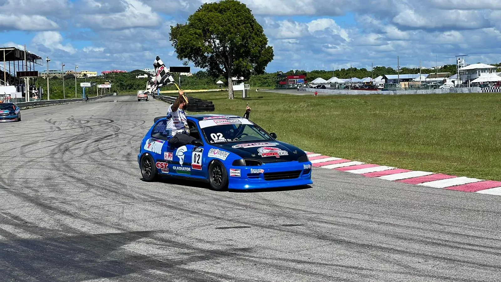 Equipo HRT hace historia en el automovilismo nacional