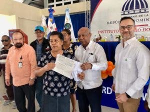 IAD y CAC entregan más de RD$10 millones 460 mil a parceleros de Barahona