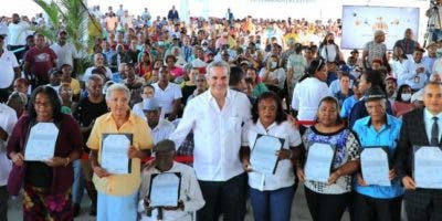 Abinader entrega 1,300 títulos de un total de 2,817 en Bajos de Haina, San Cristóbal