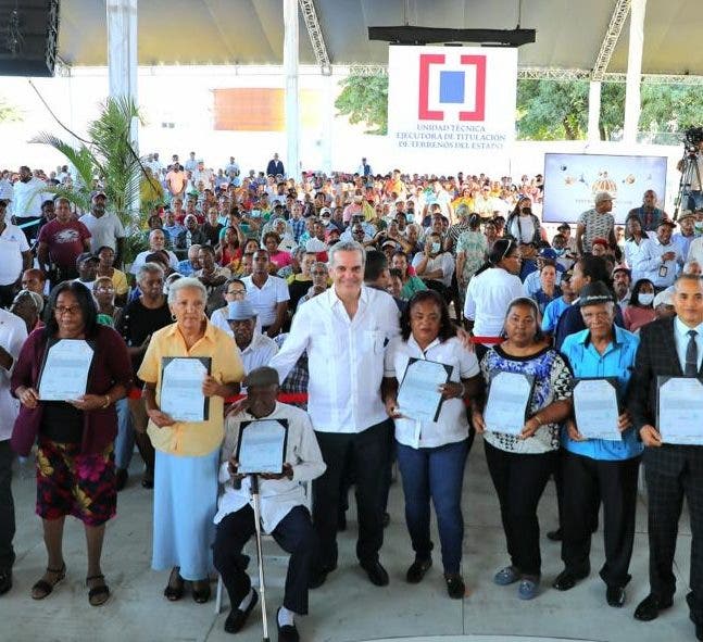 Abinader entrega 1,300 títulos de un total de 2,817 en Bajos de Haina, San Cristóbal