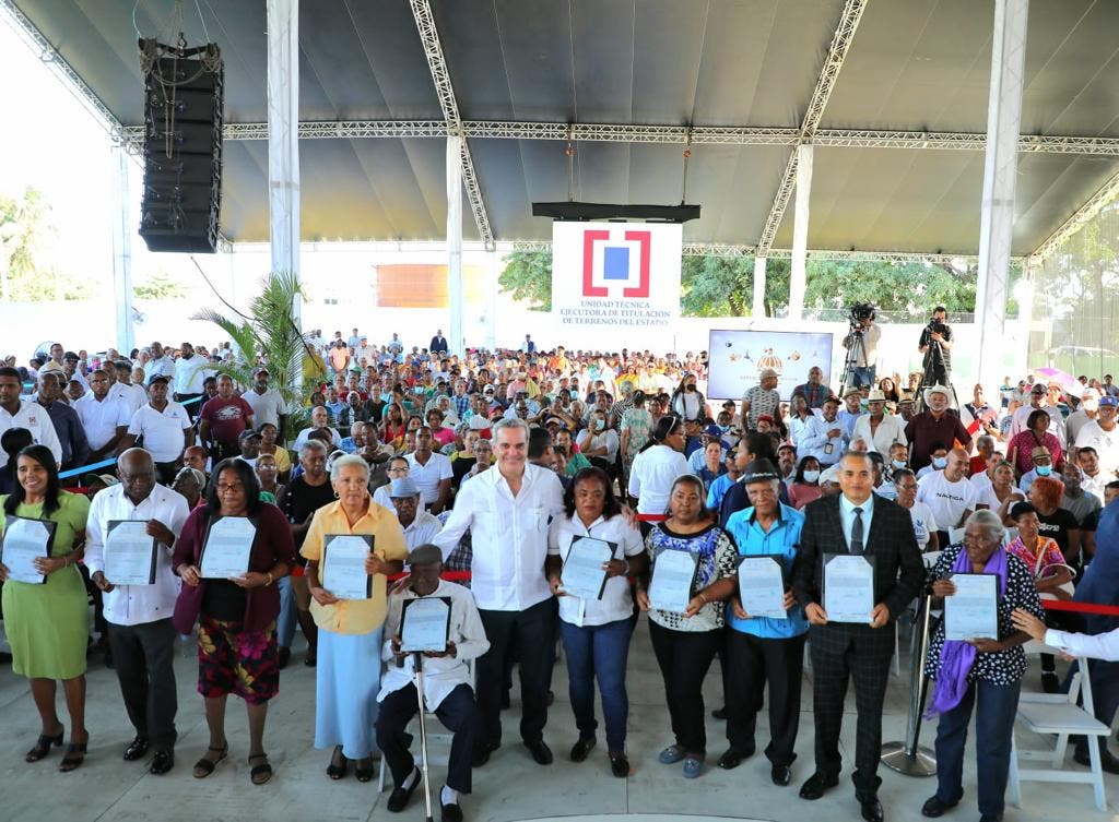 Abinader entrega 1,300 títulos de un total de 2,817 en Bajos de Haina, San Cristóbal