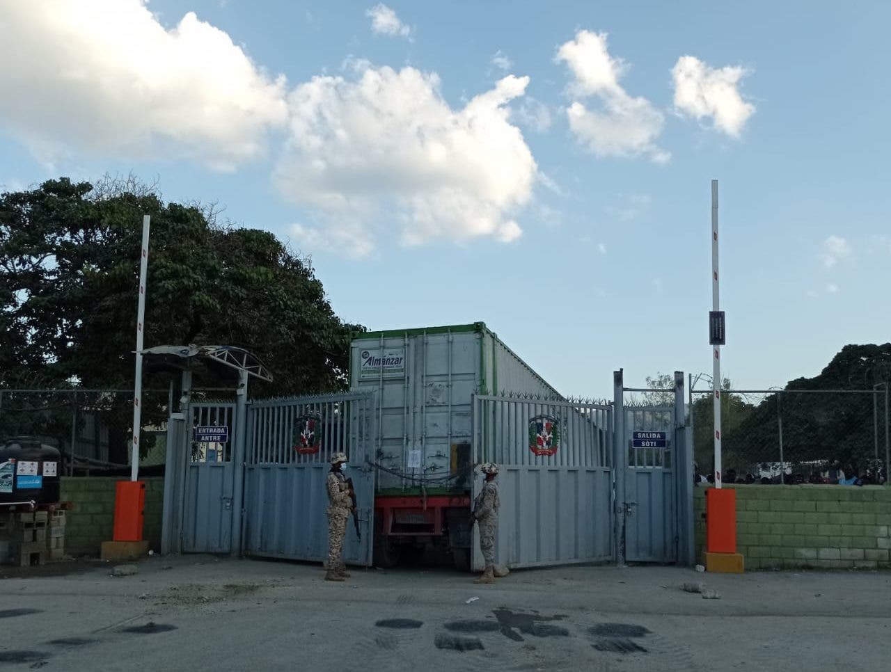 Haitianos bloquean puerta fronteriza de Carrizal-Elías Piña