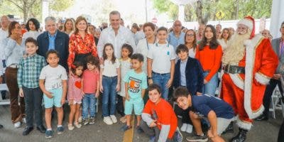 Abinader y Raquel Peña comparten con vecinos de la Casa Presidencial de Santiago