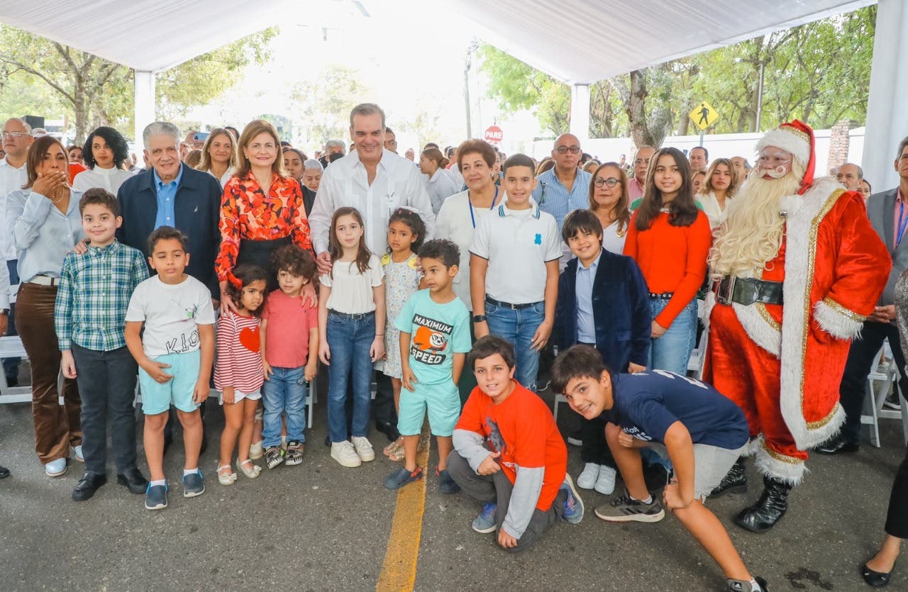 Abinader y Raquel Peña comparten con vecinos de la Casa Presidencial de Santiago