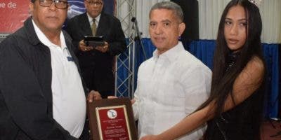 Cronistas deportivos provincia Duarte reconocen al vice ministro Kennedy Vargas