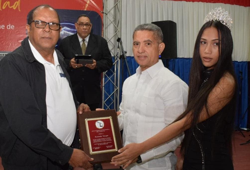 Cronistas deportivos provincia Duarte reconocen al vice ministro Kennedy Vargas