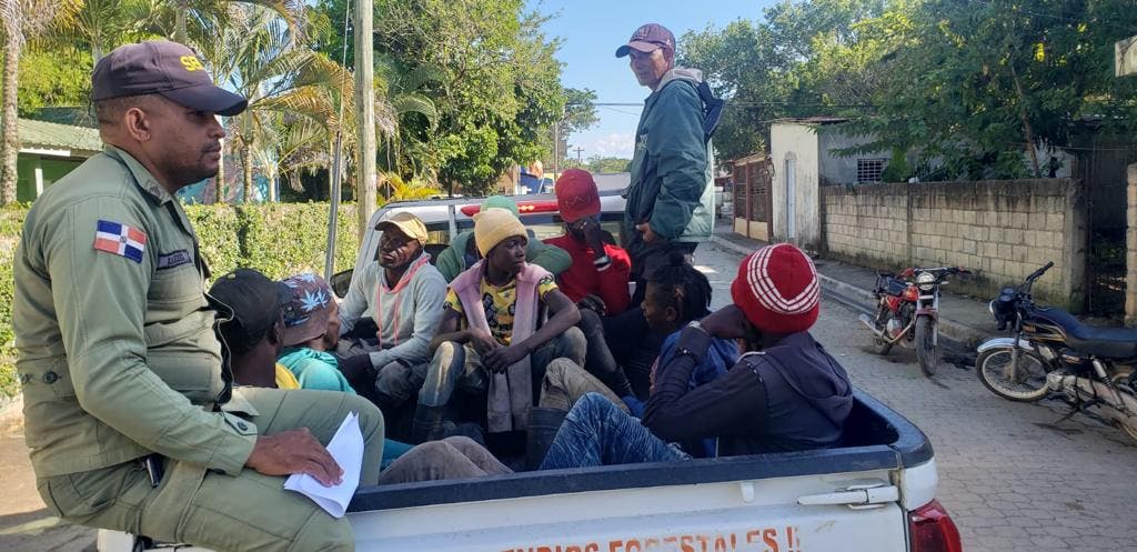 Autoridades retiran haitianos vendían ropa usada en carretera de Constanza