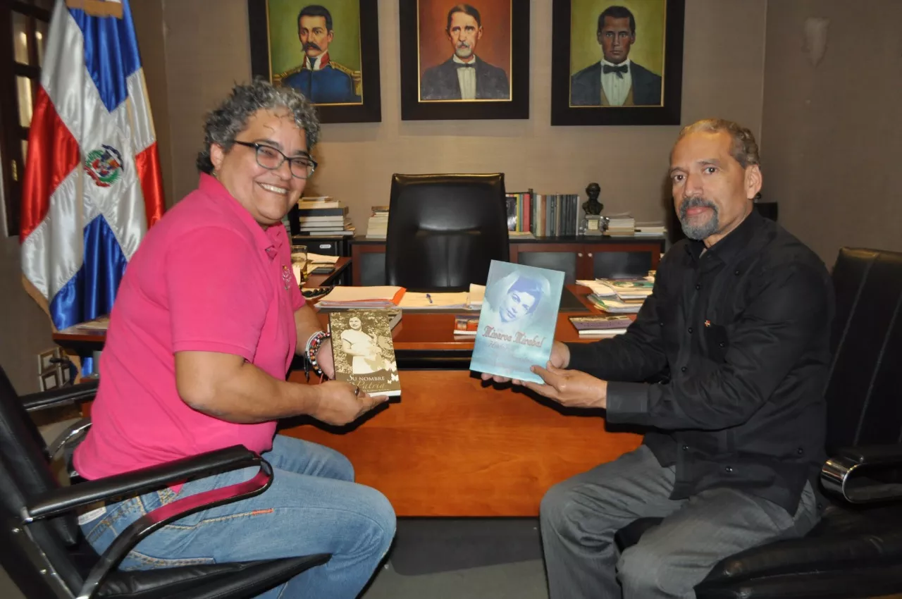 Efemérides Patrias concluye programa anual cultural con donación de libros