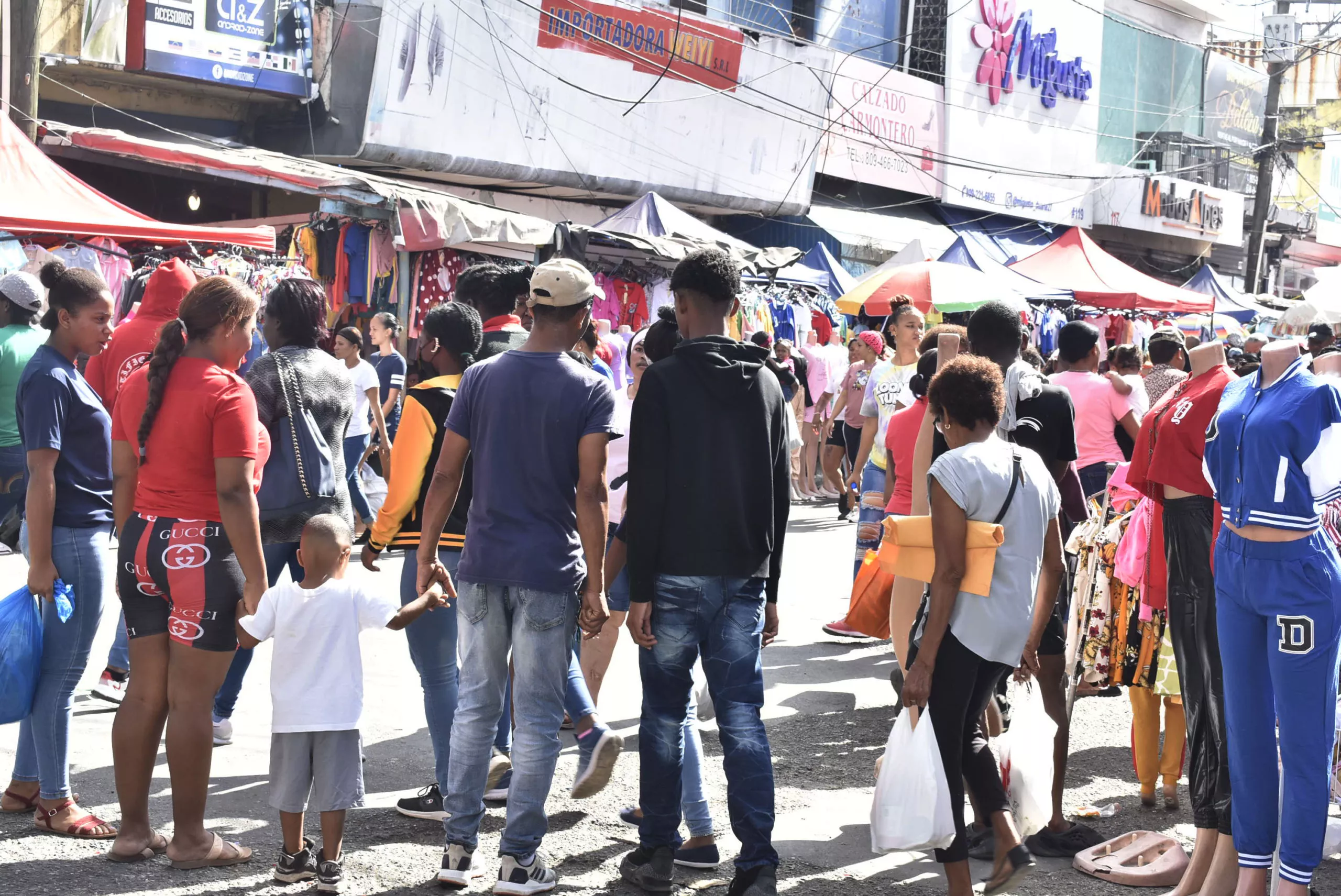 Compras por Nochebuena y Navidad activan comercio en avenida Duarte