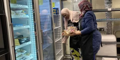 “Hay personas que están comiendo alimentos para mascotas y calentando su comida con velas”: el impacto de la inflación en Reino Unido