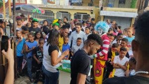 Jonathan Martínez lleva juguetes y sonrisas a los niños de Capotillo