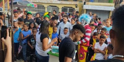 Jonathan Martínez lleva juguetes y sonrisas a los niños de Capotillo