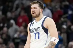 Doncic anota 50, Mavericks supera a Rockets 112-106