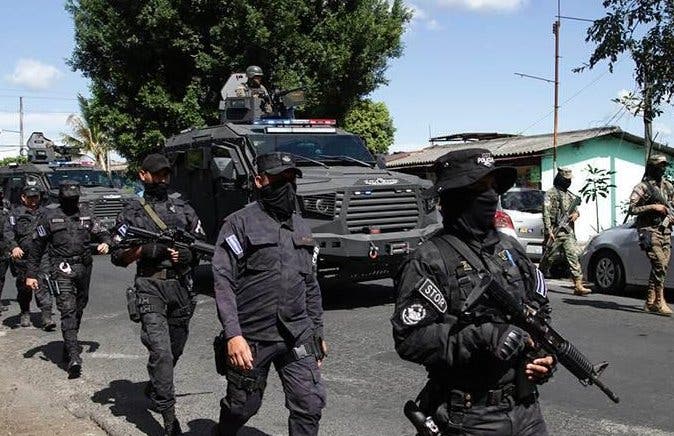 “Normalidad” en ciudad de El Salvador “cercada” por militares y policías