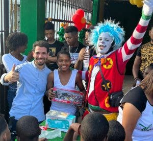 Jonathan Martínez lleva juguetes a los niños de Capotillo