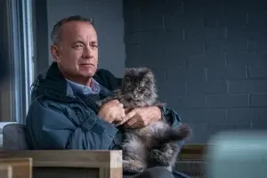 Tom Hanks recupera la esperanza de un viudo gruñón en “A Man Called Otto»