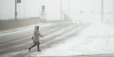 Tormenta invernal en EEUU causa apagones y dificulta viajes