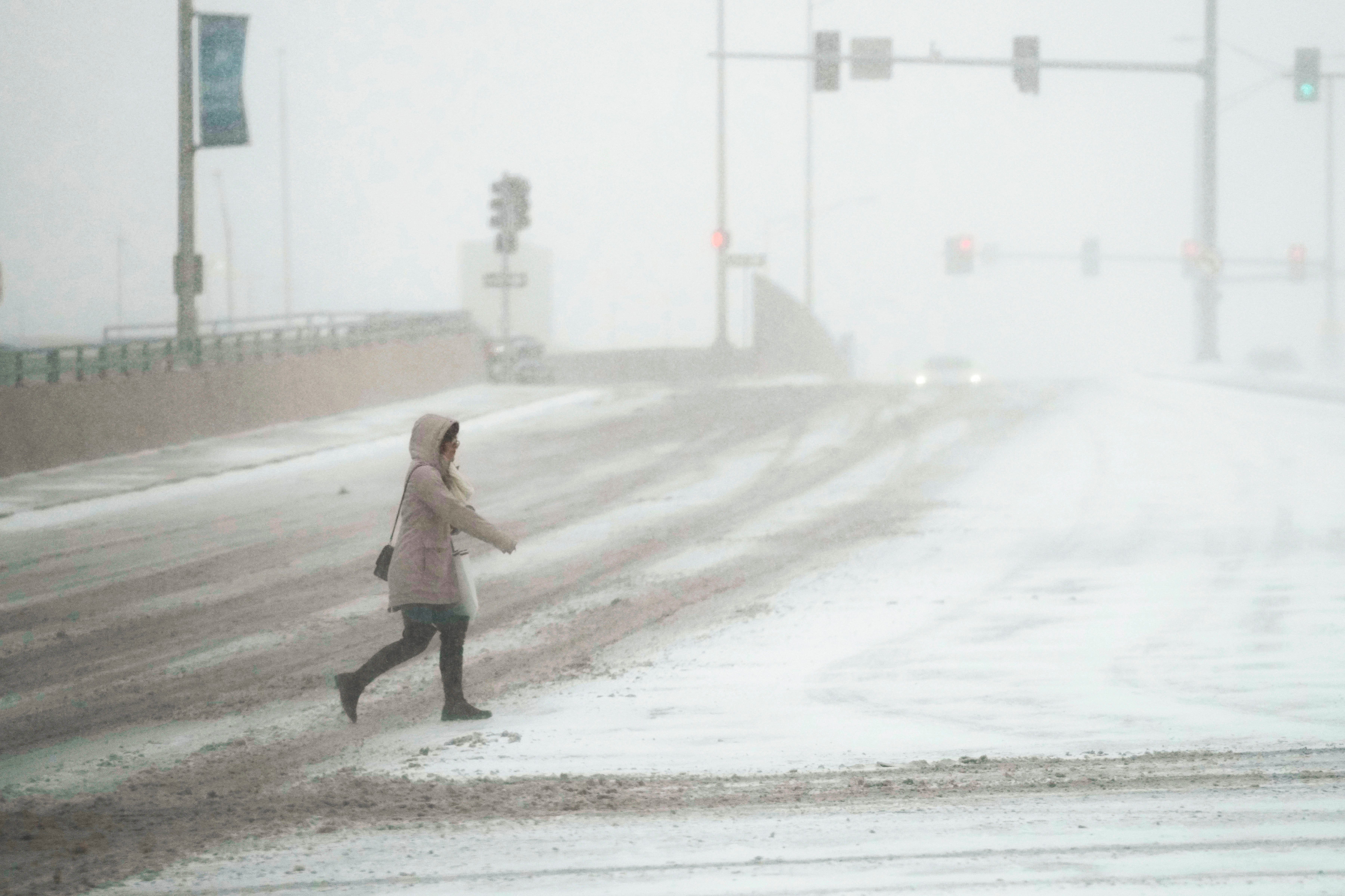 Tormenta invernal en EEUU causa apagones y dificulta viajes