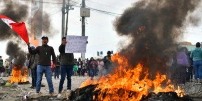 Manifestantes atacan y queman una comisaría policial en el sur de Perú