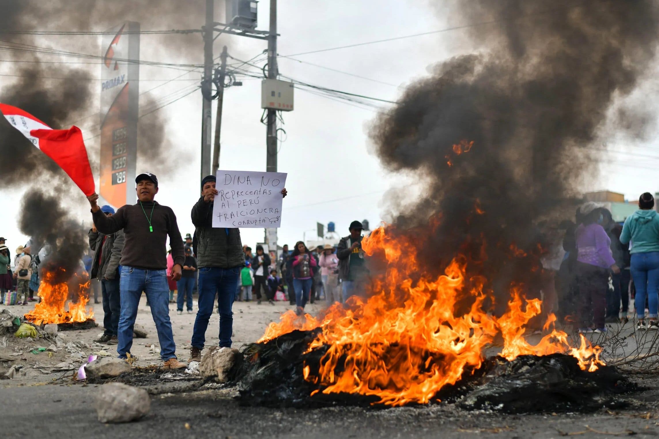 Manifestantes atacan y queman una comisaría policial en el sur de Perú
