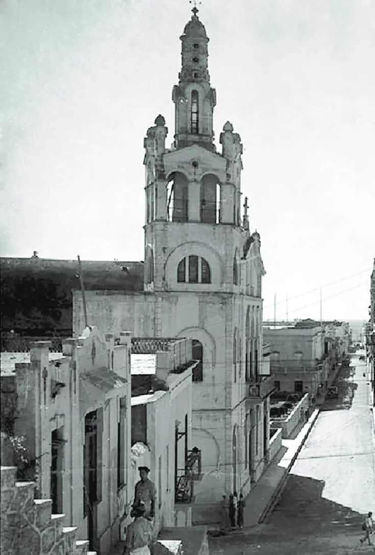 Fotografía de la calle Hostos, en la cual se observa la Iglesia La Altagracia, frente a la que se encontraba una de las primeras logias. Archivo